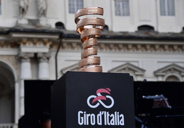 Ploegvoorstelling Giro: Remco Evenepoel maakt zijn opwachting en is vooral blij dat hij op het podium mag staan