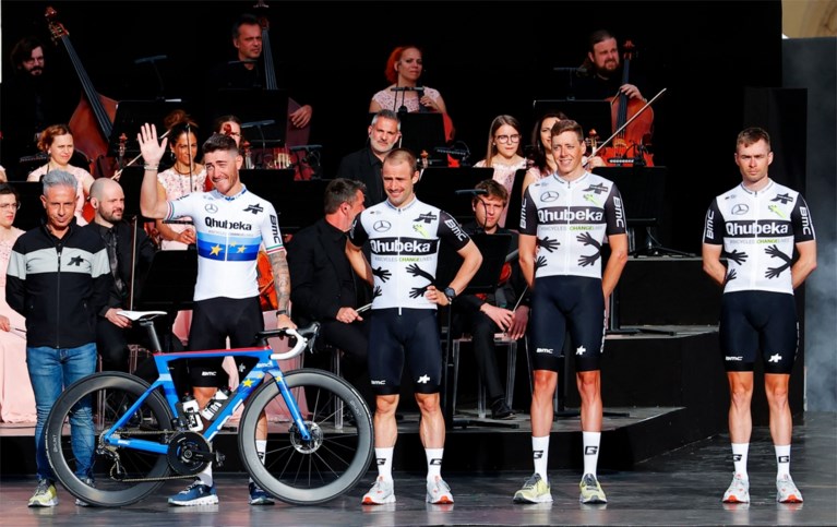 Ploegvoorstelling Giro: Remco Evenepoel maakt zijn opwachting en is vooral blij dat hij op het podium mag staan