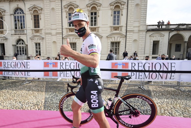 Ploegvoorstelling Giro: Remco Evenepoel maakt zijn opwachting en is vooral blij dat hij op het podium mag staan