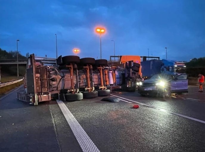 Minderjarige jongen veroorzaakt ongeval op Antwerpse Ring: urenlange verkeershinder