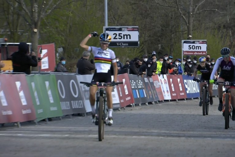 Mathieu van der Poel wint na bijna twee jaar afwezigheid meteen eerste <B>mountainbike-wedstrijd </B>tijdens Wereldbeker in Albstadt
