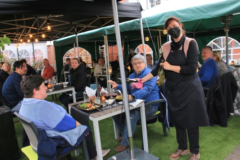 FOTO. Lochristi herleeft: hoera voor de horeca!