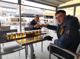 Eerste pintjes vloeien op marktdag: “Willen graag onmiddellijk onze favoriete cafébazen steunen”
