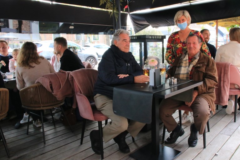 FOTO. Lochristi herleeft: hoera voor de horeca!