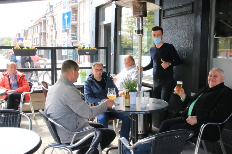 FOTO. Lochristi herleeft: hoera voor de horeca!