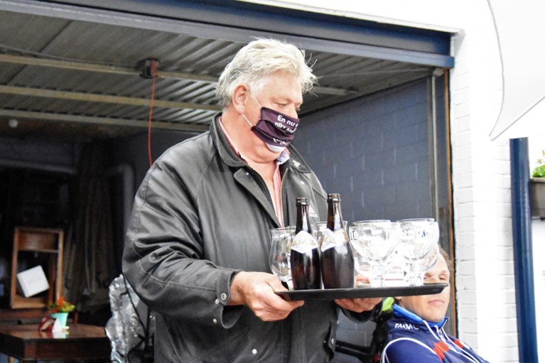 Regenweer zet een kleine domper op ochtendlijke heropening terrassen