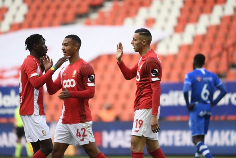 Standard buigt achterstand nog helemaal om en wipt in Europe play-offs over AA Gent, dat weer een penalty mist