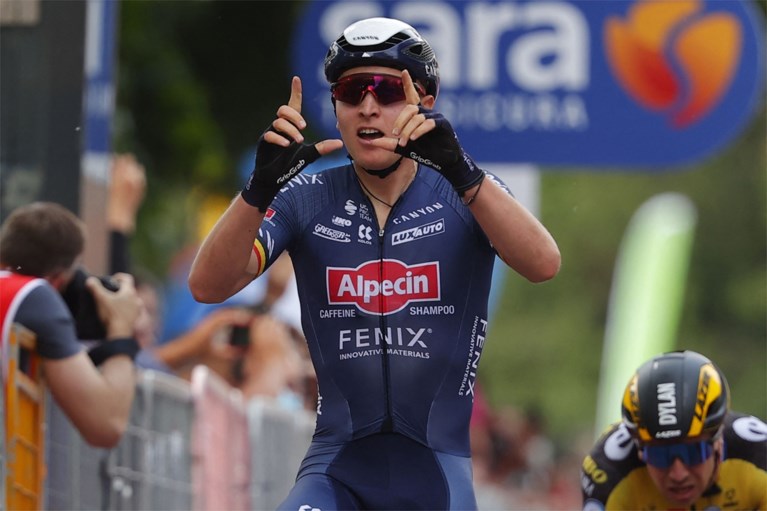 Wat een prachtig beeld: Tim Merlier brengt bij Giro-ritwinst eerbetoon aan Wouter Weylandt