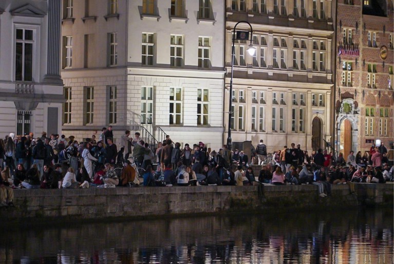 Zeven arrestaties en één mondmaskerboete: politie bleef mild op eerste terrasdag in Gent