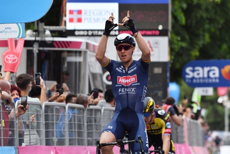 Vriendin Cameron Vandenbroucke volgde Giro-zege van Tim Merlier vanuit de zetel : “Zijn gebaar voor Wouter Weylandt maakt het helemaal af”