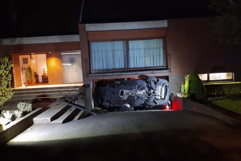 Jongeren knallen met BMW tegen garagepoort: brandweer moet twee inzittenden bevrijden