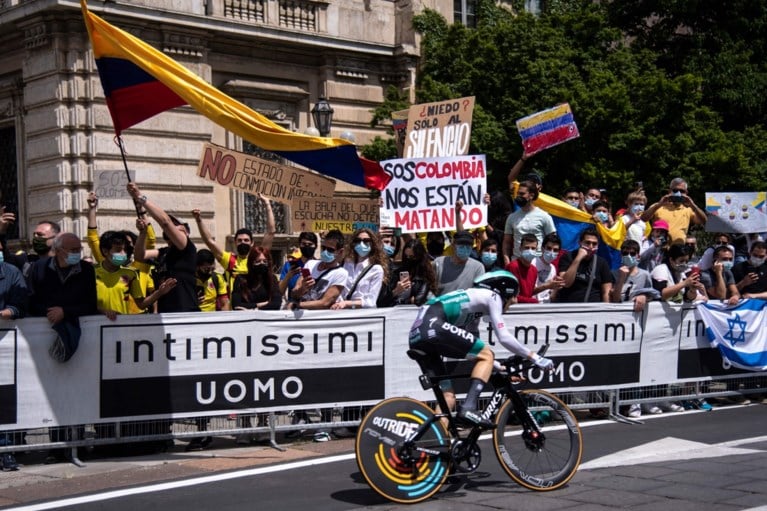 Hoezo corona? Massa fans langs de kant van de weg tijdens Grande Partenza van de Giro: “Ik had het liever anders gezien”