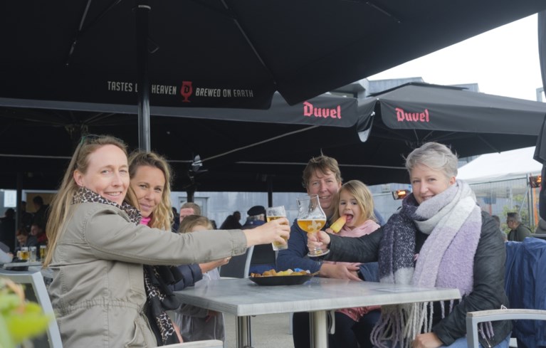 Gezellige drukte op Bonheidense terrassen, maar regen zet ook domper op de vreugde