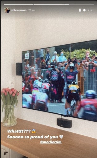 Vriendin Cameron Vandenbroucke volgde Giro-zege van Tim Merlier vanuit de zetel : “Zijn gebaar voor Wouter Weylandt maakt het helemaal af”