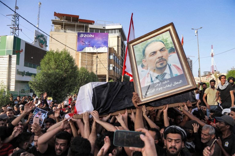 Betogers vallen Iraanse consulaat in Irak aan na dood activist, zeker tien gewonden