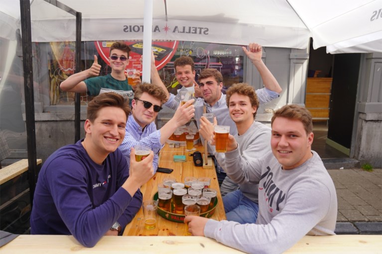 Volle Overpoort, lege krijtcirkels: Sint-Pietersplein heeft afgedaan nu de terrassen open zijn