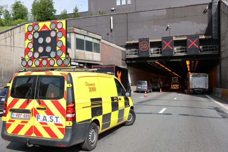 Lange file door twee ongevallen met vrachtwagens in Kennedytunnel