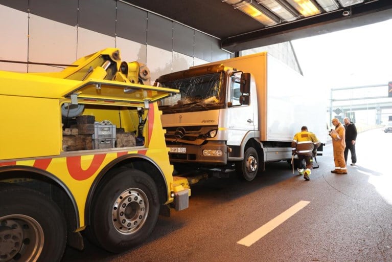 Lange file door twee ongevallen met vrachtwagens in Kennedytunnel