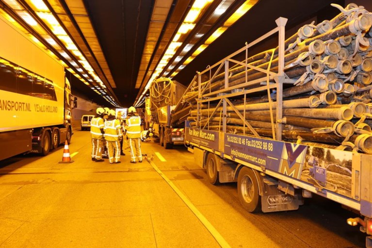 Lange file door twee ongevallen met vrachtwagens in Kennedytunnel