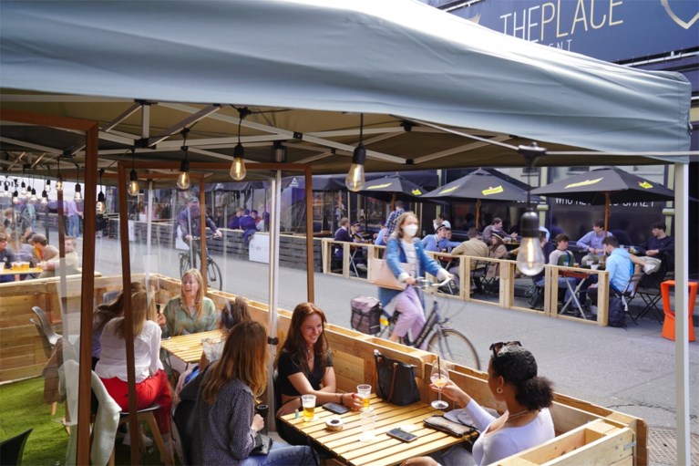 Volle Overpoort, lege krijtcirkels: Sint-Pietersplein heeft afgedaan nu de terrassen open zijn