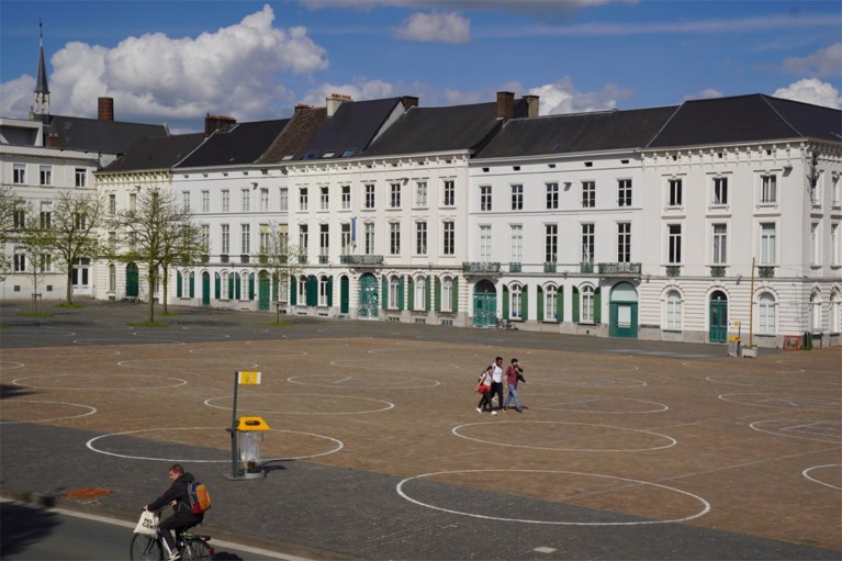Volle Overpoort, lege krijtcirkels: Sint-Pietersplein heeft afgedaan nu de terrassen open zijn