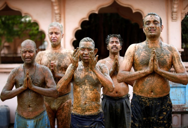Artsen India waarschuwen dat koeienpoep niet tegen corona helpt