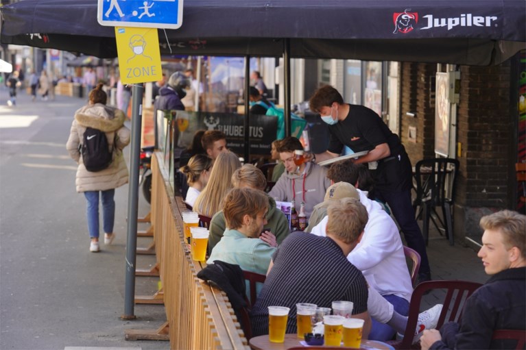 Volle Overpoort, lege krijtcirkels: Sint-Pietersplein heeft afgedaan nu de terrassen open zijn