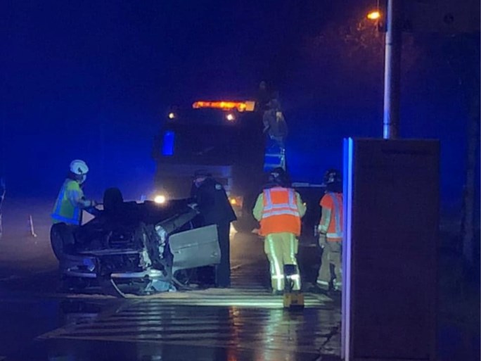 Drie gewonden na zware crash tegen elektriciteitspaal