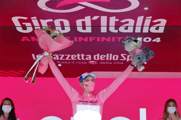UITSLAG ETAPPE 6 GIRO. Niet Remco Evenepoel, maar Hongaar Attila Valter in het roze na etappe die Gino Mäder wint