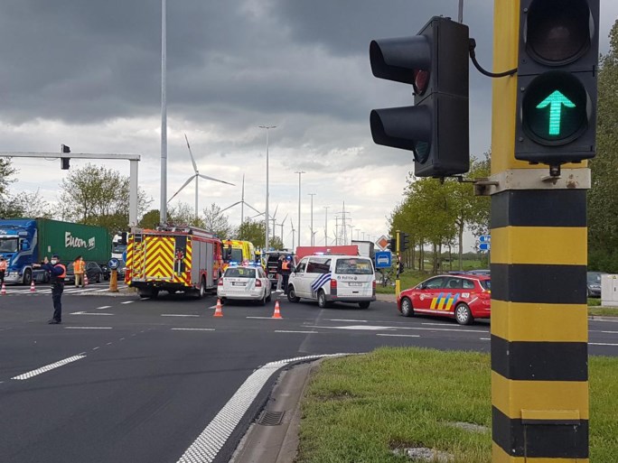 Meisje (18) op bromfiets overleden na aanrijding door vrachtwagen in Kaprijke