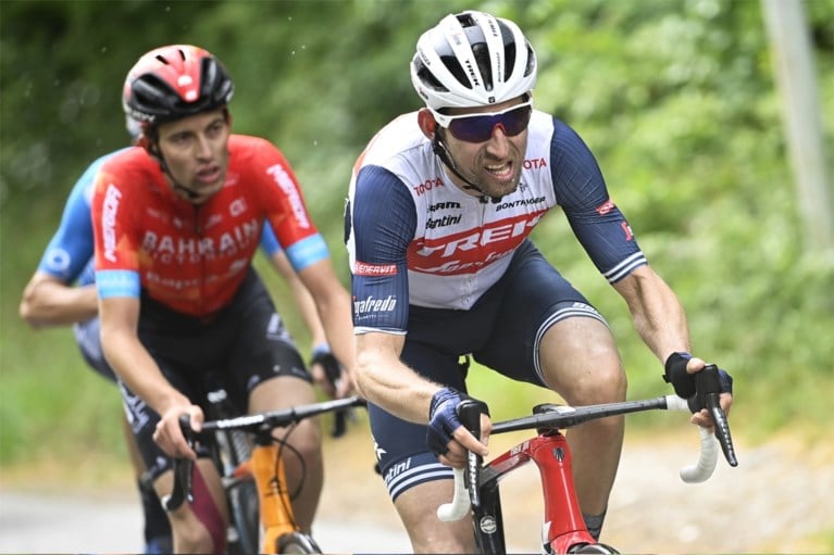 UITSLAG ETAPPE 6 GIRO. Niet Remco Evenepoel, maar Hongaar Attila Valter in het roze na etappe die Gino Mäder wint