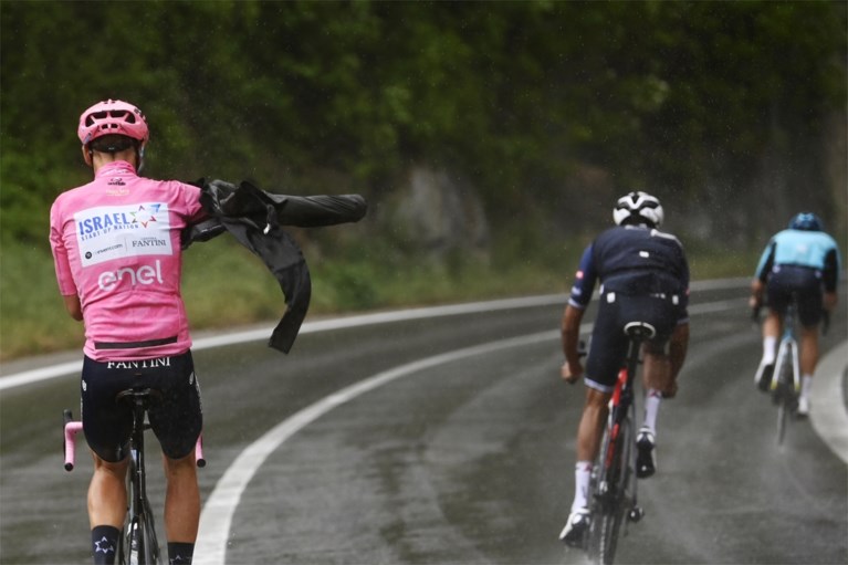 UITSLAG ETAPPE 6 GIRO. Niet Remco Evenepoel, maar Hongaar Attila Valter in het roze na etappe die Gino Mäder wint