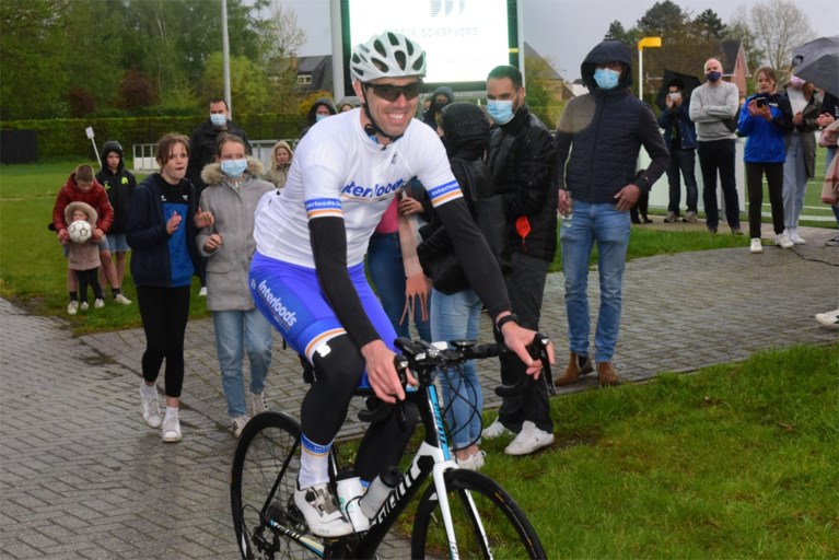 Kurt Verhoeven fietst 500 kilometer voor korfbalclub Rijko en zamelt zo 2.300 euro in