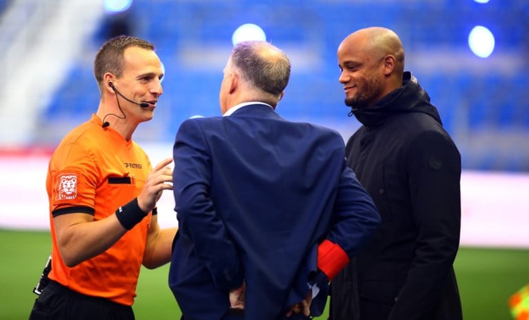 Kompany en Van den Brom boos over beschamend incident met VAR-busje: “We mogen dit niet aanvaarden”