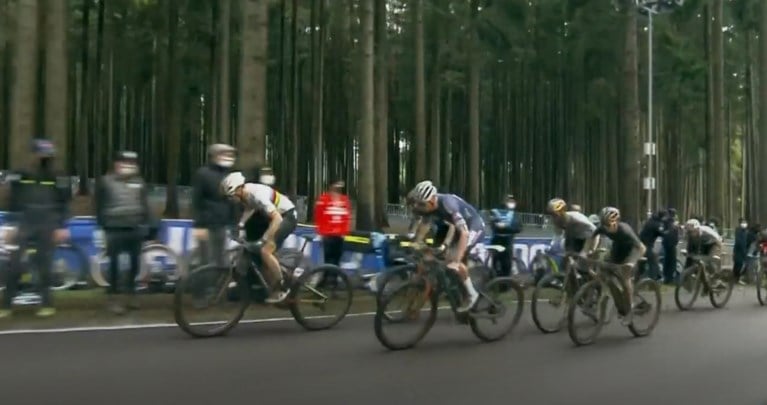 Mathieu van der Poel en Tom Pidcock zorgen voor bloedstollende mountainbikewedstrijd: “Ik had wel geen topbenen”