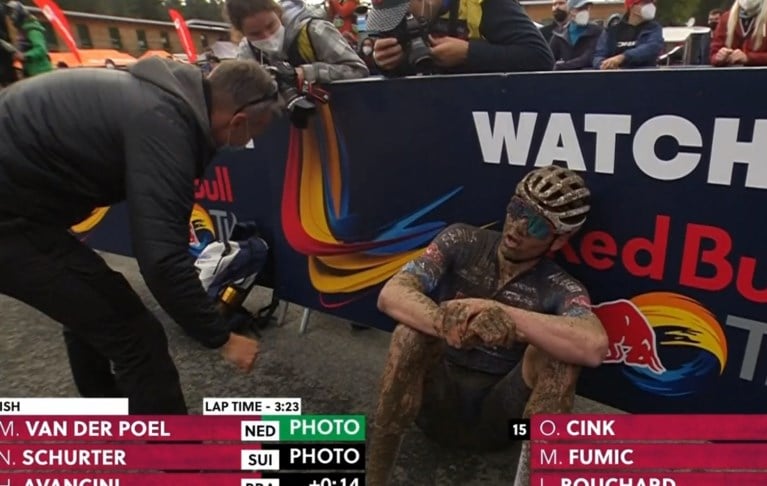 Mathieu van der Poel en Tom Pidcock zorgen voor bloedstollende mountainbikewedstrijd: “Ik had wel geen topbenen”