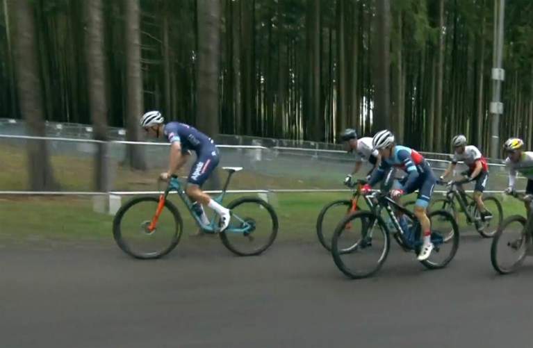 Mathieu van der Poel en Tom Pidcock zorgen voor bloedstollende mountainbikewedstrijd: “Ik had wel geen topbenen”