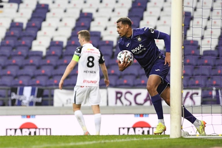 Pech voor Club Brugge: invaller Cyriel Dessers bezorgt Genk in het slot de zege bij Anderlecht