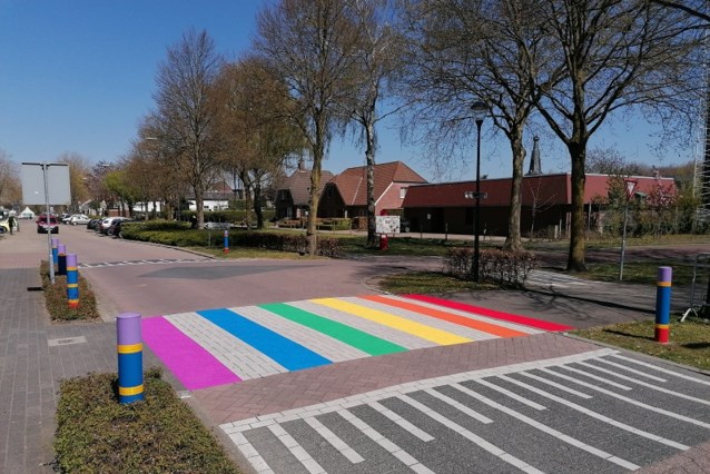 Baarle-Hertog schildert regenboogzebrapad in Nederland
