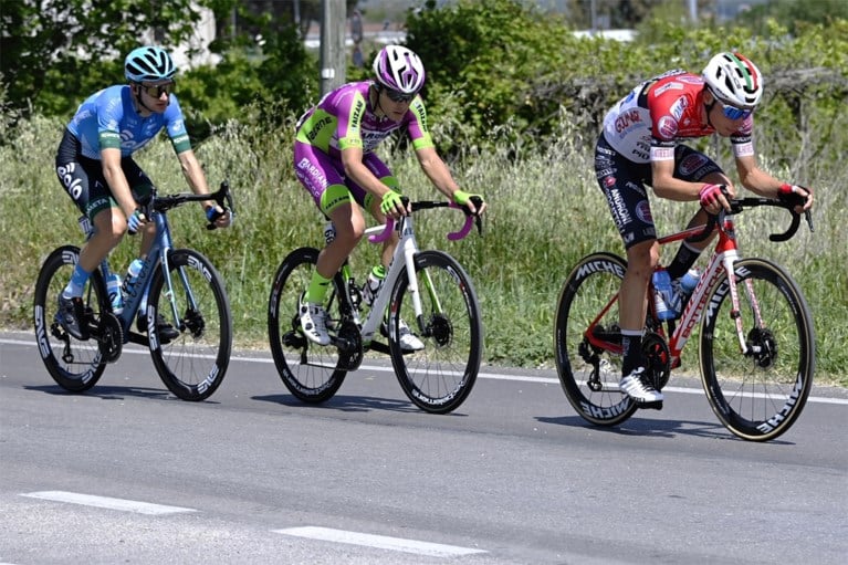 UITSLAG ETAPPE 7 GIRO. Caleb Ewan snelt opnieuw naar winst in verraderlijke massasprint in de Giro, Tim Merlier strandt op plek drie