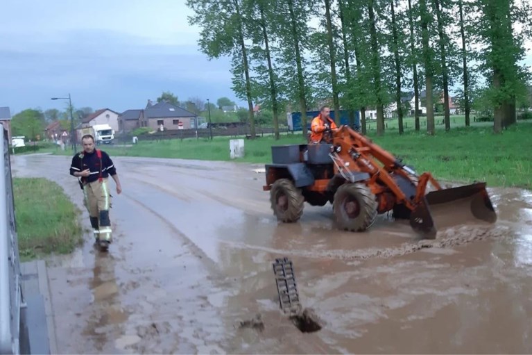Lokaal onweer zorgt voor veel wateroverlast en bliksemschade: “Vlammen kwamen uit de koelkast”
