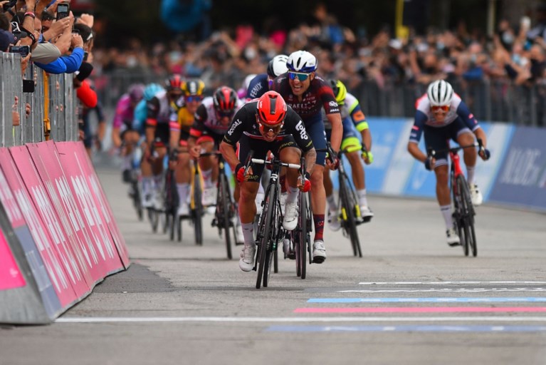 UITSLAG ETAPPE 7 GIRO. Caleb Ewan snelt opnieuw naar winst in verraderlijke massasprint in de Giro, Tim Merlier strandt op plek drie