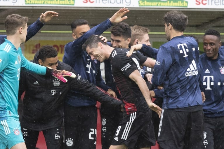 Robert Lewandowski evenaart ongelooflijk Bundesliga-record van Gerd Müller en krijgt erehaag van eigen teamgenoten