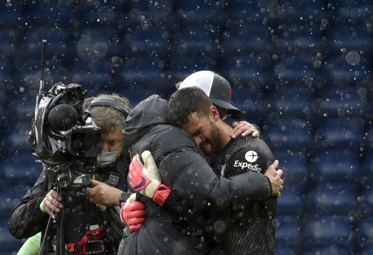 Ongelooflijk: doelman Alisson Becker scoort winnende treffer in 95ste minuut en houdt CL-droom Liverpool in leven