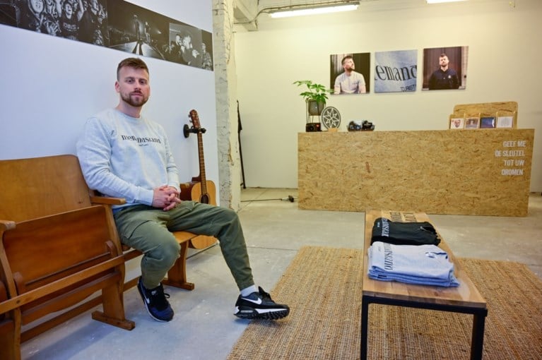 Troubadour wordt marchand: Tourist LeMC opent eigen pop-upwinkel in Antwerpen