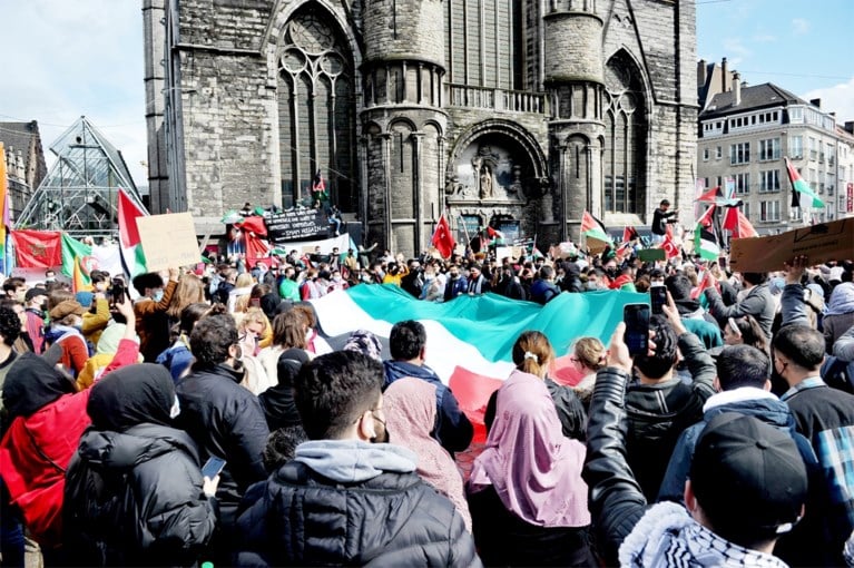 Duizend mensen op de Korenmarkt voor Palestijnse zaak: “Niet toegelaten, maar wordt gedoogd”