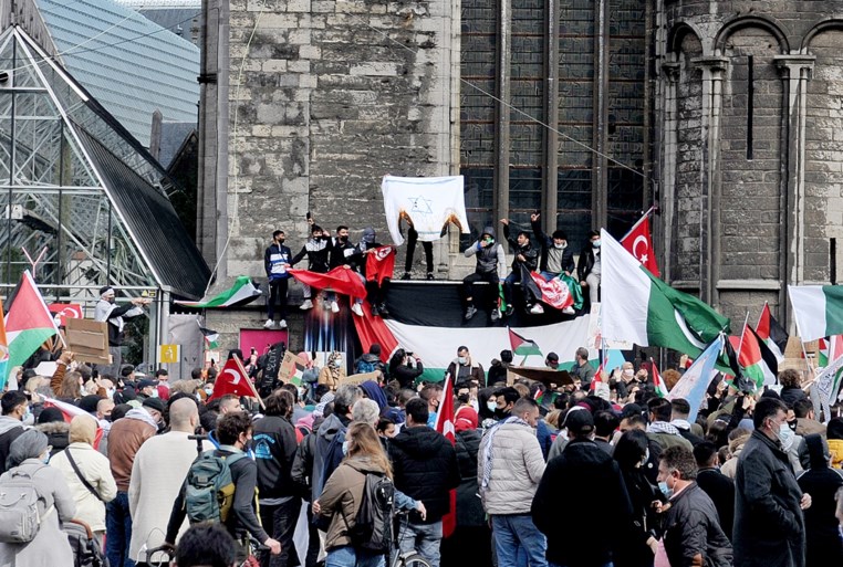 Duizend mensen op de Korenmarkt voor Palestijnse zaak: “Niet toegelaten, maar wordt gedoogd”