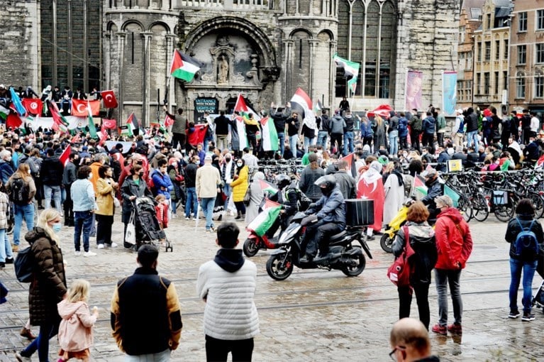 Duizend mensen op de Korenmarkt voor Palestijnse zaak: “Niet toegelaten, maar wordt gedoogd”