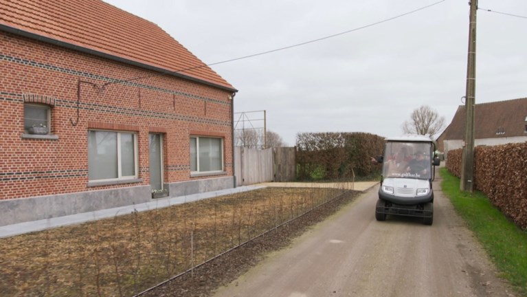 Julie Vermeire en papa Jacques bezoeken de garage van DDT: “Ik stond soms tussen de koeien op een trapje”