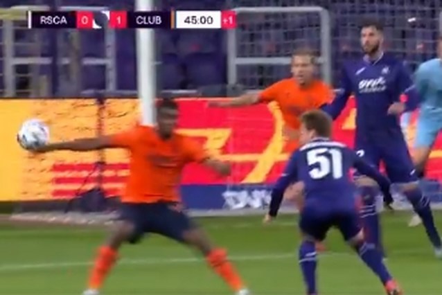 Anderlecht klimt naast Club Brugge na licht handspel van ...